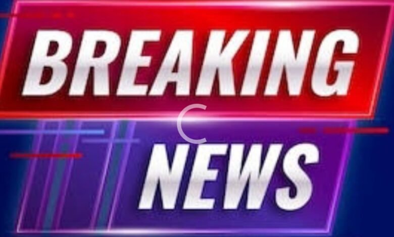 सागर में मंदिर तोड़ने का मामला : तनावपूर्ण स्थिति के बीच शहर के अधिकांश बाजार रहे पूरी तरह बंद, फ्लैगमार्च के दौरान नारेबाजी करने आई भीड़ को पुलिस ने लाठी चार्ज कर खदेड़ा : विवादित कोतवाली थाना प्रभारी को हटाया 1 Screenshot 2024 12 31 23 21 25 233 com.google.android.apps .photos 3