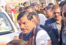 स्वामित्व योजना कार्यक्रम में शामिल होने आए मुख्यमंत्री : पट्टे की मांग को लेकर सीएम की गाड़ी के सामने लेटा परिवार,पुलिस ने हटाया,कलेक्टर ने कहा - अपात्र थे इसलिए रिजेक्ट किया आवेदन 10 Screenshot 2025 01 18 22 04 30 260 com.miui .gallery