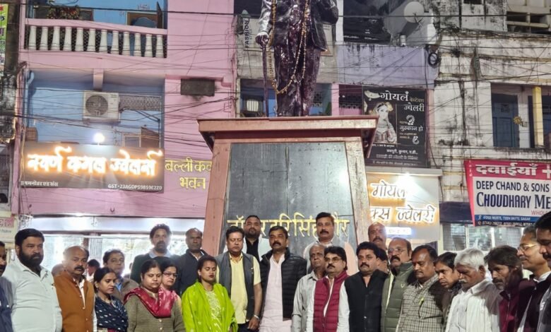 कुंभ मेले में मृतको की आत्मशांति हेतु जिला शहर कांग्रेस कमेटी सागर द्वारा केंडिल मार्च निकाला व मौन श्रद्धांजली दी 1 Screenshot 2025 01 30 22 07 23 958 com.whatsapp