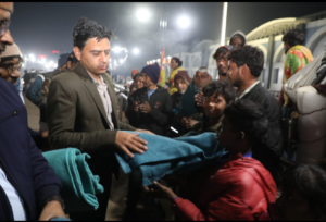 कलेक्टर ने रेलवे स्टेशन में जरूरतमंदों को किए कंबल वितरित, सार्वजनिक स्थानों पर अलाव के इंतजाम के निर्देश 2 Screenshot 20250102 221735 WhatsApp2