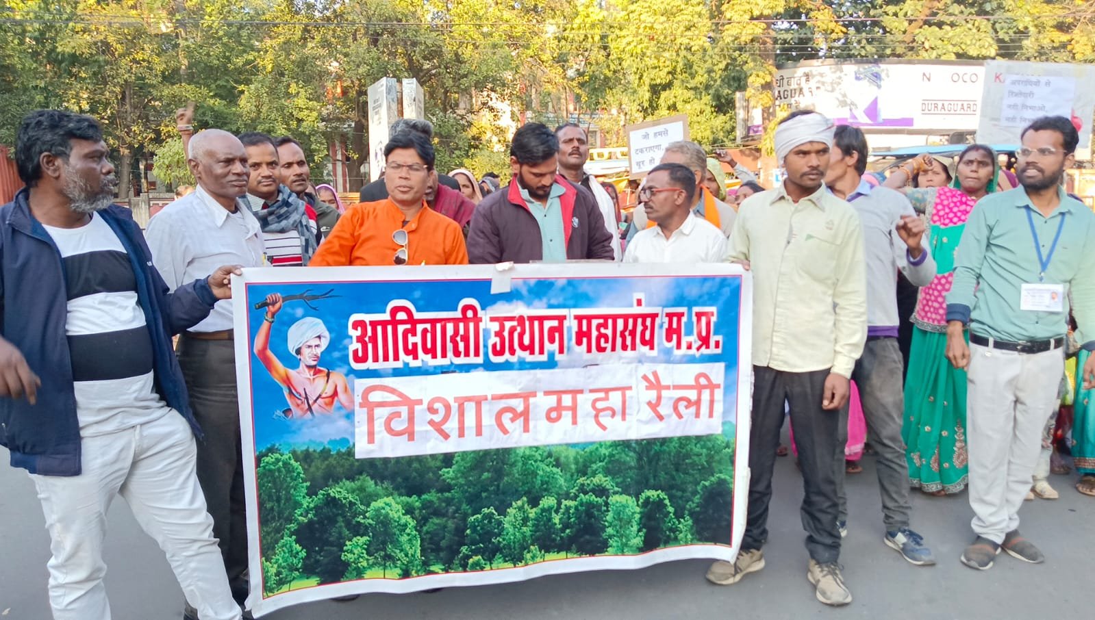 आदिवासी पहुंचे कलेक्ट्रेट कहा 75 साल से रहे वन भूमि का पटटा नहीं मिला, कोई नहीं सुन रहा है 2 WhatsApp Image 2025 01 06 at 07.15.01