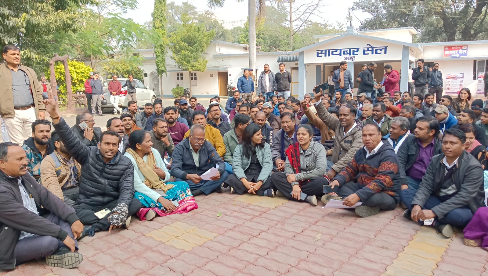 जबलपुर में पटवारियों का विरोध प्रदर्शनः एसपी -कलेक्ट्रेट कार्यालय घेरकर कहा एकतरफा कार्रवाई बर्दाश्त नहीं करेंगे 3 WhatsApp Image 2025 01 17 at 03.49.04
