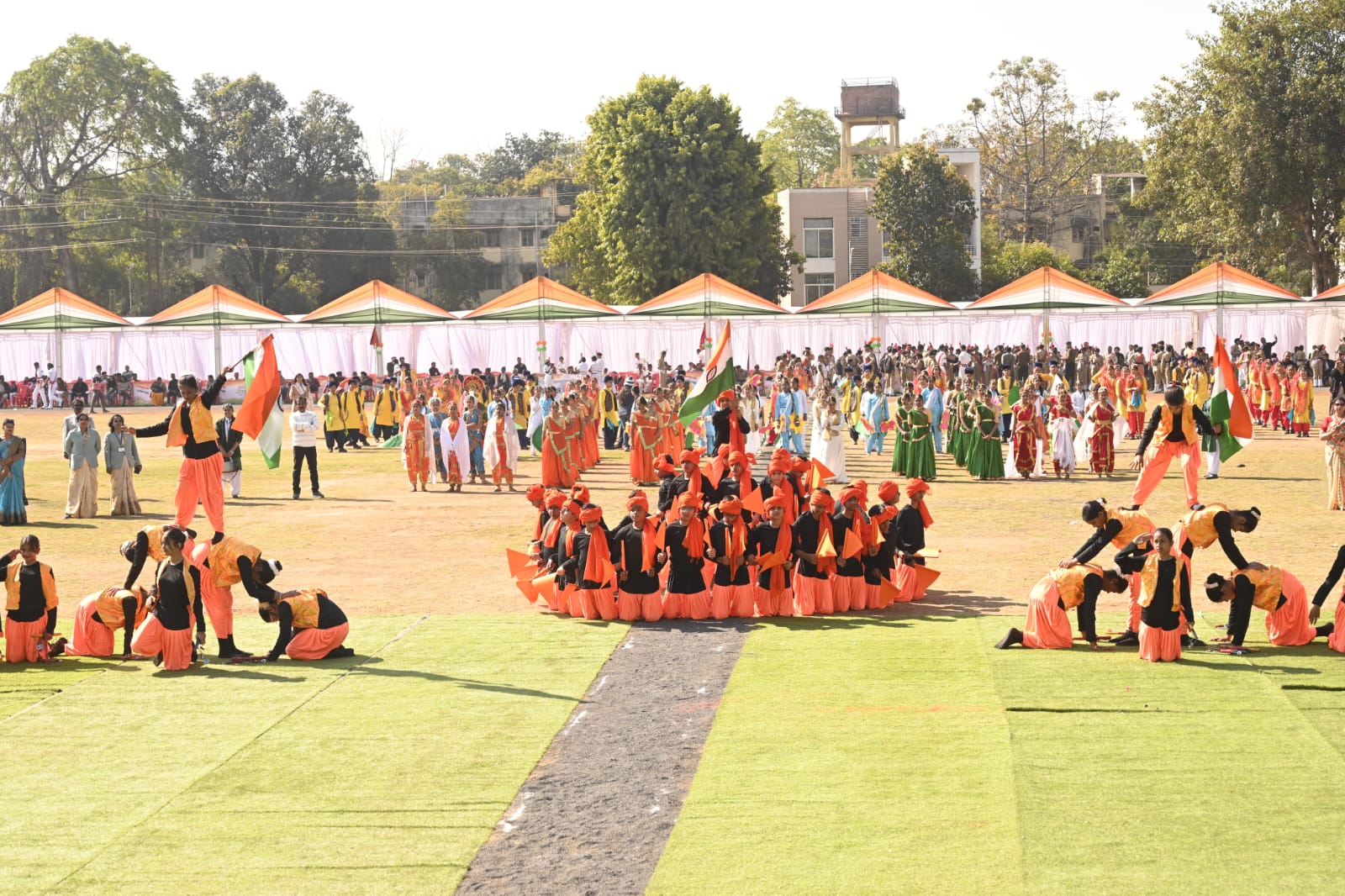 आन बान शान के साथ लहराया तिरंगा कैबिनेट मंत्री राकेश सिंह ने किया ध्वजारोहण 4 WhatsApp Image 2025 01 26 at 00.53.54
