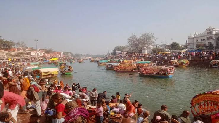मौनी अमावस्या पर चित्रकूट-मैहर में उमड़ी श्रद्धालुओं की भीड़ सुरक्षा के लिए सभी थाना प्रभारियों की लगाई गई ड्यूटी 1 images 4