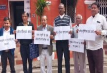 जबलपुर में अवैध विज्ञापन पोलों को लेकर नगर निगम में प्रदर्शन, 10 nager nugham