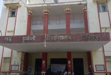 एनएसयूआई कार्यकर्ताओं ने आरडीवीवी के कुलपति की आरती उतारने पहुचे , 10 rdvv univercity