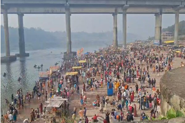 मकर संक्रांति पर तिलवारा घाट में श्रद्धालुओं की भीड़, 1 tilwara