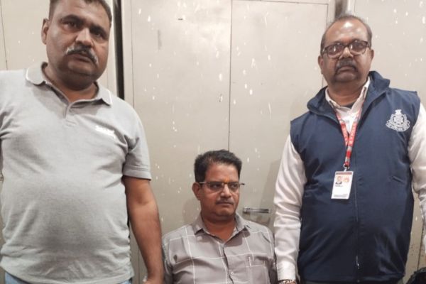 ईओडब्लयू की कार्यवाहीः मनरेगा लेखा अधिकारी 15 हजार की रिश्वत के साथ दबोचा 1 भारत 53 1