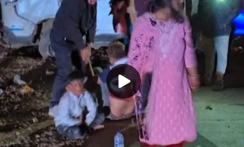 महाकुंभ से लौट रहे श्रद्धालु की कार डिवाइडर से टकराकर पलटी, ड्राइवर की लग गई थी झपकी : हादसे में दो की दर्दनाक मौत, 2 बुरी तरह घायल 1 IMG 20250211 110650