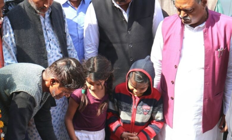 लश्कर क्षेत्र की बस्तियों में बुनियादी सुविधाओं का विस्तार जारी रहेगा :मंत्री कुशवाह ने कन्याओं से कराया सीसी रोड का भूमिपूजन 1 Screenshot 2025 02 15 22 00 46 474 com.whatsapp