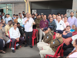 विधायक निवास के बाहर जमा व्यापारियों को एसपी रंजन ने पहुंचकर दी सुरक्षा की गारंटी। संदीप जायसवाल की दो टूक - शहर के हालत नहीं सुधरे तो भविष्य में भारी पड़ेगा आक्रोश, अल्टीमेटम की मियाद के आखिरी दिन राहुल बिहारी गिरफ्तार 2 Screenshot 20250205 201150 Photos2