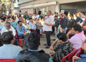विधायक निवास के बाहर जमा व्यापारियों को एसपी रंजन ने पहुंचकर दी सुरक्षा की गारंटी। संदीप जायसवाल की दो टूक - शहर के हालत नहीं सुधरे तो भविष्य में भारी पड़ेगा आक्रोश, अल्टीमेटम की मियाद के आखिरी दिन राहुल बिहारी गिरफ्तार 4 Screenshot 20250205 201249 Photos2