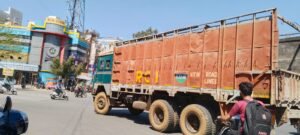 दिन दहाड़े बीच शहर में ट्रकों का हो रहा आवागमन, नो एंट्री के समय की छूट का उठा रहे ट्रक चालक फायदा 2 WhatsApp Image 2025 02 26 at 1.49.50 PM