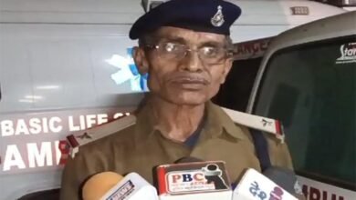 चाट का 20 रुपये मांगने पर पिता पुत्र पर चाकू से किया प्राणघातक हमला, 6 barela police