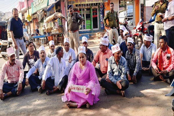 विधायक कार्यालय का घेराव कर दीवाल पर चस्पा किया ज्ञापन 1 shihora pohoto