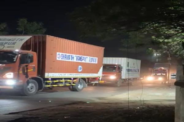 शहर के अंदर से गुजर रहीं ट्रकों की लंबी कतारें, जाम से जूझ रहे लोग 1 trak