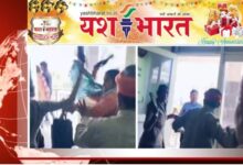 जिला अस्पताल में महिलाओं के बीच जमकर चप्पलेंः... देखें वीडियो... 12 भारत 67