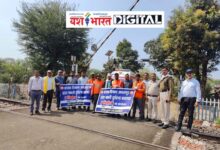 रेल लाइन में ट्रैक्टर ट्राली पलटे स्टेशन में खतरे के बजे सायरन, भिटौनी के पास हादसे की खबर से रेलवे अमला मौके पर पहुंचा 10 01 2