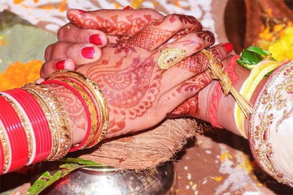 दलित जोड़े को मंदिर में शादी करने को नहीं दी एंट्री, गालियां दीं; पंडित पर केस 1 43