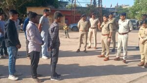 होली के पहले पुलिस ने कराई गुंडा-बदमाशों की परेड 2 IMG 20250307 WA1182
