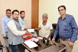 अपर आयुक्त के साथ संभागीय अधिकारी सुरेन्द्र मिश्रा और आर.आई. रामचन्द्र वर्मा ने की कुर्की की कार्रवाई : बकाया करों की राशि जमा नहीं करने पर कुर्क सम्पत्तियों को किया जायेगा नीलाम, 2 IMG 20250312 WA0081