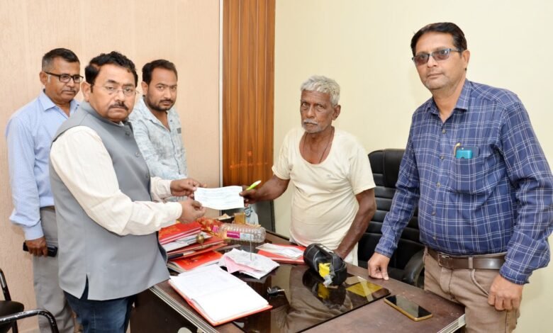 अपर आयुक्त के साथ संभागीय अधिकारी सुरेन्द्र मिश्रा और आर.आई. रामचन्द्र वर्मा ने की कुर्की की कार्रवाई : बकाया करों की राशि जमा नहीं करने पर कुर्क सम्पत्तियों को किया जायेगा नीलाम, 1 IMG 20250312 WA0081