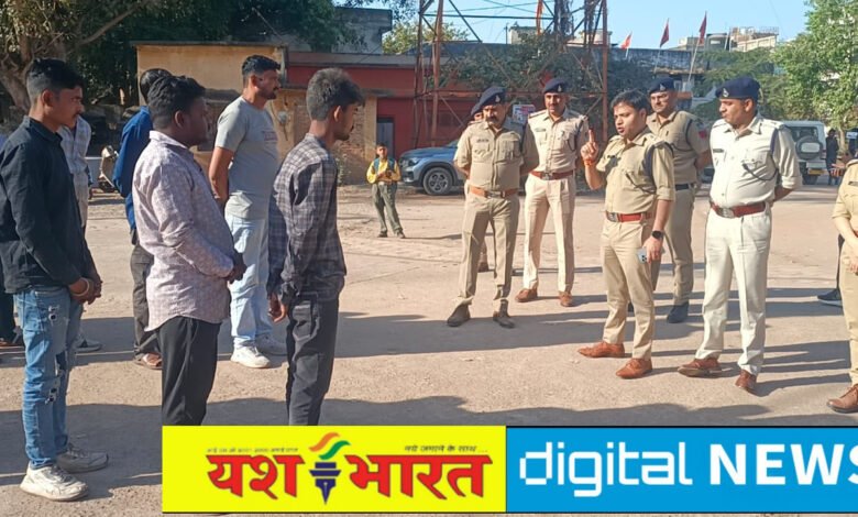 होली के पहले पुलिस ने कराई गुंडा-बदमाशों की परेड 1 IMG 20250307 162715