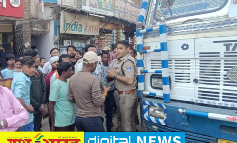 चांडक चौक में ट्रक का तांडव, नो एंट्री में रोकने का प्रयास कर रहे दो पुलिस कर्मियों को मारी ठोकर, अस्पताल में भर्ती हुए यातायात सिपाही 1 IMG 20250311 154348