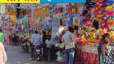 होली के रंगों से गुलज़ार हुआ कटनी का बाजार, सज गईं गुलाल-अबीर और पिचकारियों की दुकानें 9 IMG 20250311 181946