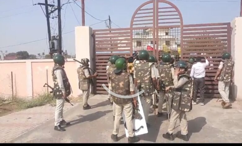 एक्सीडेंट में युवक की मौत के बाद आक्रोश : मऊगंज में आदिवासी समाज का उग्र आंदोलन, प्रशासन के खिलाफ गूंजे नारे 1 IMG 20250328 173017