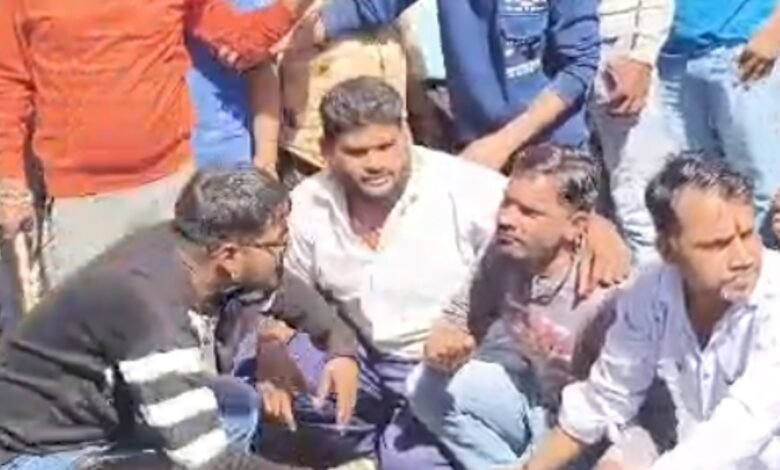 गौ हत्या के विरोध में दमोह बंद : विरोध कर रहे संगठनों ने लगाया आरोप - गोवंश की हो रही निर्मम हत्या, आरोपियों को नहीं पकड़ा तो होगा उग्र आंदोलन 1 Screenshot 2025 03 07 14 55 13 353 com.miui .gallery