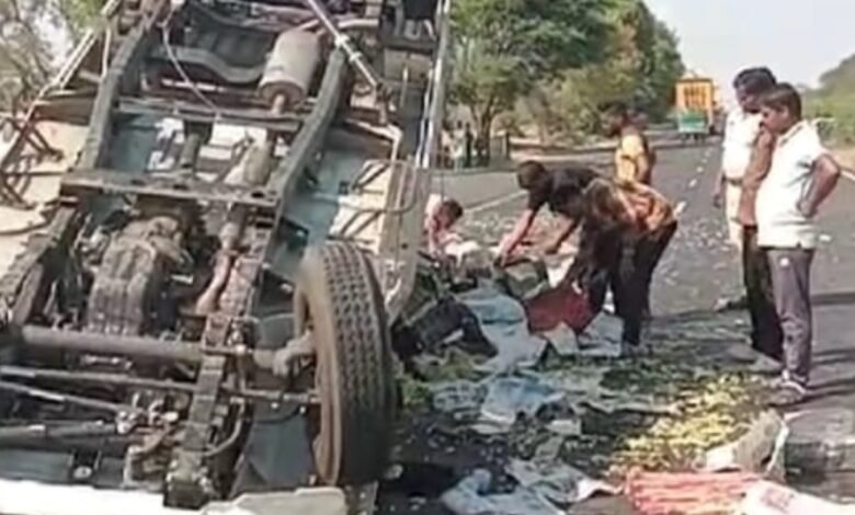अनियंत्रित होकर पलट अंगूर से भरा ट्रक,बड़ा हादसा टला : सड़क पर पड़े अंगूर को ले जाते नजर आए लोग, बंडोल वाईपास की घटना 1 Screenshot 2025 03 12 18 49 38 303 com.whatsapp