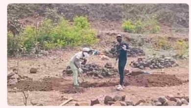 जमीन में दफन मुर्दा 7 दिन बाद आया बाहर: गांव पहुंची पुलिस और किया ये काम, क्षेत्र में फैली सनसनी 9 Screenshot 2025 0321 231752