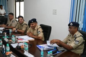 अगामी त्यौहारों के परिप्रेक्ष्य में सोशल मीडिया पर रखें पैनी निगाहें,साम्प्रदायिक सदभाव बिगाड़ने वाले अथवा धार्मिक भावनाओं को भड़काने वाले लोगो पर करें कड़ी कार्रवाई, आई जी द्वारा कानून व्यवस्था की समीक्षा कर किया निर्देशित 5 WhatsApp Image 2025 03 03 at 7.02.29 PM 2