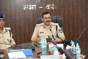 अगामी त्यौहारों के परिप्रेक्ष्य में सोशल मीडिया पर रखें पैनी निगाहें,साम्प्रदायिक सदभाव बिगाड़ने वाले अथवा धार्मिक भावनाओं को भड़काने वाले लोगो पर करें कड़ी कार्रवाई, आई जी द्वारा कानून व्यवस्था की समीक्षा कर किया निर्देशित 6 WhatsApp Image 2025 03 03 at 7.02.29 PM