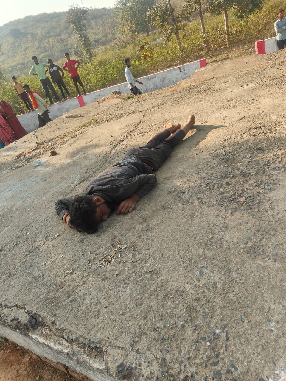 जबलपुर के सिहोरा में प्रेमी कहानी का दर्दनाक अंत : प्रेमी जोड़े के खेल मैदान में मिले शव. घटना से सनसनी 2 WhatsApp Image 2025 03 04 at 02.27.22