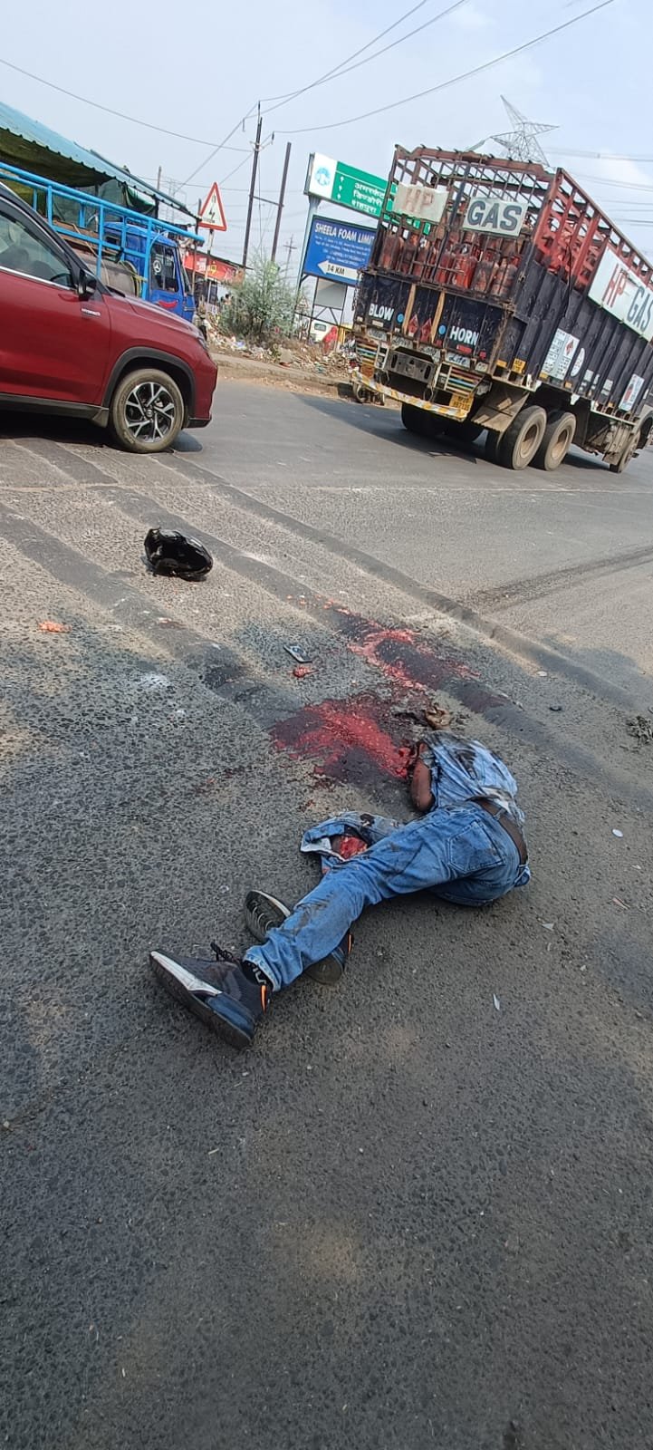 बरेला शारदा मंदिर रिछाई में सड़क हादसा, दो की मौत, कंटनेर ने बाइक सवार को कुचला 2 WhatsApp Image 2025 03 20 at 05.06.45