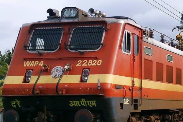 कानपुर आ रही कासगंज एक्सप्रेस के कोच में भरा धुआं, मची अफरातफरी, कूदकर भागे यात्री 1 भारत 2025 03 04T234638.756