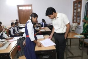 चाक थामकर टीचर बने कलेक्टर ने ब्लैकबोर्ड पर हल किए गणित के सवाल, छात्रों के साथ भारत के अतीत पर भी चर्चा 2 FB IMG 1743605108094