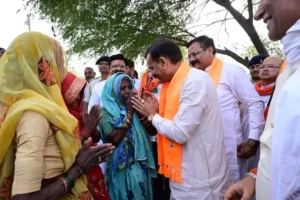 इसी कार्यक्रम के तहत भारतीय जनता पार्टी के प्रदेश अध्यक्ष एवं खजुराहो सांसद विष्णुदत्त शर्मा ने गुरुवार को कटनी जिले के ग्राम घंघरीकला मे ‘गांव/ बस्ती चलो’ अभियान की शुरुआत की। इस अभियान के तहत 5 FB IMG 1744290137015