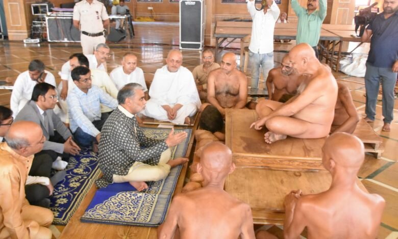 हाई कोर्ट के मुख्य न्यायाधीश ने लिया आचार्य समय सागर महाराज से आशीर्वाद .जैन समाज के सेवा कार्यों की सराहना की 1 IMG 20250413 WA0610