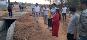 अवैध कालोनी काटकर नाला बंद करने की शिकायत पर एक्टिव हुईं मेयर, मौके पर पहुंचकर दिए अवैध निर्माण हटाने के निर्देश, जांच के बाद होगी एफआईआर 4 IMG 20250413 WA1453