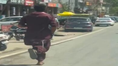 हाथ - पैर में बंधी जंजीर के साथ युवक शहर की मुख्य सड़क पर दौड़ा : वीडियो वायरल होने के बाद पुलिस जांच में यह सच्चाई आई सामने.... 9 IMG 20250419 WA0328