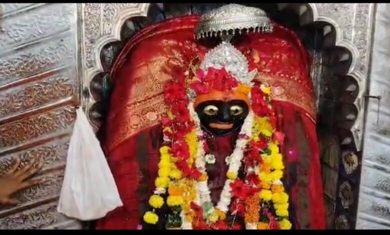 यश भारत विशेष : 450 साल पुराना है मां कालिका मंदिर, नवरात्र पर होता है सोलह सिंगार, रीवा राजघराने से जुड़ा है इतिहास, माता भक्तों की करती है रक्षा 1 IMG 20250401 094716