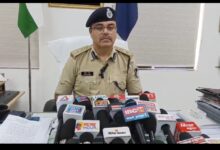 झूठे केस में फंसाने की धमकी देकर पैसे की वसूली करते आरक्षक का वीडियो वायरल : एसपी ने आरक्षक को किया निलंबित 11 IMG 20250401 190205