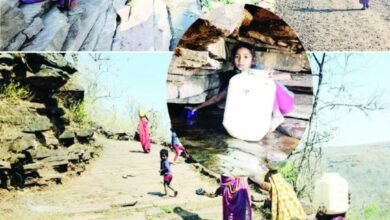 कब तक प्यासा रहेगा जिले का ये गांव...चट्टानों से निकल रहे बूंद-बूंद पानी से प्यास बुझा रहे ग्रामीण, बहोरीबंद विधानसभा के ग्राम खुसरा के हाल-बेहाल 9 IMG 20250420 162120