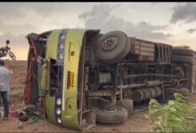 रीवा में भीषण सड़क हादसा बारात लेकर जा रही बस अनियंत्रित होकर पलटी : करीब 7 बाराती घायल.... मच गया हड़कंप 11 IMG 20250429 193634