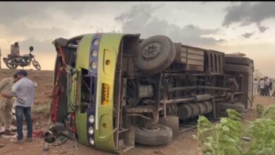 रीवा में भीषण सड़क हादसा बारात लेकर जा रही बस अनियंत्रित होकर पलटी : करीब 7 बाराती घायल.... मच गया हड़कंप 6 IMG 20250429 193634