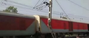 दमोह के पास पार्सल ट्रेन के चार डिब्बे पटरी से उतरे, कटनी-बीना रेलखंड पर यातायात रुका, ट्रेनें पिछले स्टेशनों पर रोकी गई 2 WhatsApp Image 2025 04 20 at 4.59.45 PM