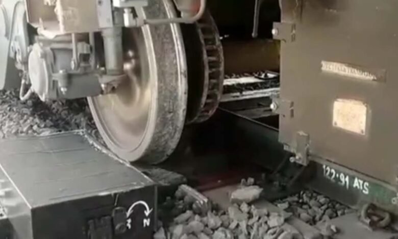 दमोह के पास पार्सल ट्रेन के चार डिब्बे पटरी से उतरे, कटनी-बीना रेलखंड पर यातायात रुका, ट्रेनें पिछले स्टेशनों पर रोकी गई 1 WhatsApp Image 2025 04 20 at 4.59.46 PM 2